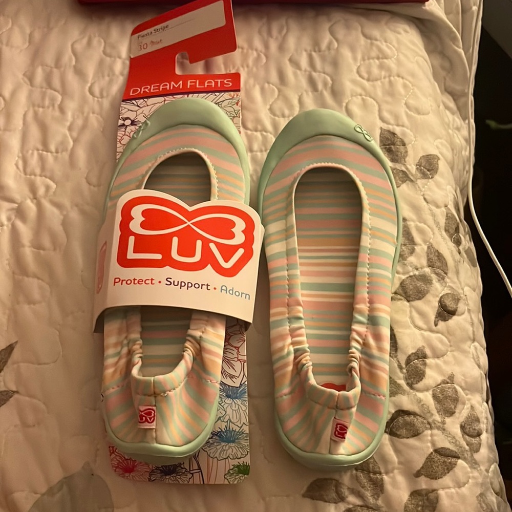 1/$10 or 2/$15 LUV DREAM FLATS Fiesta Stripe Mint Euro size 30 (12.5)